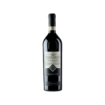 Amarone della Valpolicella Classico DOCG “Rovertondo” De Amarone Classico Rovertondo DOCG is een krachtige en elegante rode wijn uit de heuvels van Valpolicella. Gemaakt van traditionele druivenrassen zoals Corvina, Corvinone en Rondinella, die na de oogst zorgvuldig worden ingedroogd volgens de klassieke appassimento-methode. Dit zorgt voor een geconcentreerde smaak en een unieke stijl die Amarone wereldwijd beroemd maakt. Proefnotities In het glas toont deze Amarone een diepe robijnrode kleur. De geur is intens met aroma’s van rijpe kersen, pruimen, vanille, cacao en specerijen. De smaak is rijk, vol en fluweelzacht, met zachte tannines en een lange, elegante afdronk vol fruitige en kruidige tonen. Wijn & Spijs De Amarone della Valpolicella Rovertondo is de ideale begeleider van: Gegrild rood vlees en wildgerechten Rijke stoofschotels en ossobuco Gerijpte kazen zoals Parmigiano Reggiano Ook uitstekend als meditatiewijn om puur van te genieten bij speciale gelegenheden. Waarom kiezen voor Amarone Rovertondo? Traditionele appassimento-methode voor unieke concentratie Vol, krachtig en toch elegant in stijl Uitstekend bewaarpotentieel Een wijn die de essentie van Valpolicella weerspiegelt Specificaties Druiven: Corvina/Corvinone en Rondinella Herkomst: Valpolicella Classico DOCG, Veneto Alcoholpercentage: ca. 15% Inhoud: 0,75 L