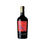 Valpolicella DOP – Cà De Rocchi Authentieke rode wijn uit Veneto De Valpolicella DOP van Cà De Rocchi is een klassieke rode wijn uit de heuvels rond Verona. Deze regio staat bekend om zijn fruitige en toegankelijke wijnen, gemaakt van traditionele druivenrassen zoals Corvina, Corvinone en Rondinella. Wijnhuis Cà De Rocchi combineert vakmanschap met terroirexpressie, wat resulteert in een wijn die perfect de ziel van Valpolicella weerspiegelt. Proefnotities In het glas presenteert deze Valpolicella zich met een helder robijnrode kleur. De neus is intens en fruitig, met aroma’s van kersen, rode bessen en lichte kruidige tonen. De smaak is zacht, soepel en elegant, met een frisse balans en een aangename afdronk. Wijn & Spijs De Valpolicella DOP Cà De Rocchi is veelzijdig inzetbaar en combineert uitstekend met: Pasta met vleessauzen Gegrild wit en rood vlees Italiaanse antipasti en kazen Pizza en lichte stoofgerechten Een toegankelijke wijn die bij elke gelegenheid past. Waarom kiezen voor Cà De Rocchi Valpolicella? Klassieke blend van Corvina, Corvinone en Rondinella Fris, fruitig en elegant – typisch Valpolicella Uitstekende prijs-kwaliteitverhouding Geschikt om jong te drinken, maar ook met kort bewaarpotentieel Specificaties Druiven: Corvina, Corvinone, Rondinella Herkomst: Valpolicella DOP, Veneto Producent: Cà De Rocchi Alcoholpercentage: ca. 12,5%