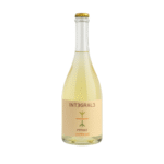 INTEGRALE – Pet Nat Bianco Frizzante (niet gefilterd) Natuurlijk & Authentiek De INTEGRALE Pet Nat Bianco Frizzante is een spannende natuurlijke mousserende wijn, gemaakt volgens de traditionele méthode ancestrale. Deze niet-gefilterde Pet Nat wordt gebotteld terwijl de vergisting nog bezig is, waardoor er een levendige, licht troebele wijn ontstaat vol karakter en energie. Proefnotities In het glas toont de wijn een lichtgele kleur met natuurlijke troebeling. Het bouquet is fris en puur, met aroma’s van citrus, groene appel en witte bloemen, aangevuld met subtiele gist- en broodtonen. In de mond is de wijn levendig, licht bruisend en verfrissend, met een fruitige zuurgraad en een droge, lange afdronk. Wijn & Spijs De INTEGRALE Pet Nat Bianco Frizzante is perfect voor liefhebbers van natuurlijke en ongefilterde wijnen. Heerlijk als aperitief, maar ook uitstekend te combineren met: Frisse salades Zeevruchten en schaal- en schelpdieren Lichte kazen Streetfood of borrelhapjes Waarom kiezen voor INTEGRALE Pet Nat Bianco? Authentieke Pet Nat: natuurlijk en niet gefilterd Fris, fruitig en levendig met een lichte bubbel Trendy keuze voor wijnliefhebbers die graag ontdekken Duurzaam geproduceerd, met minimale interventie Specificaties Type: Pet Nat (méthode ancestrale) Druiven: Lokale witte druivenrassen Herkomst: Italië Stijl: Bianco Frizzante, niet gefilterd Alcoholpercentage: ca. 11–12% Voorzichtig schudden voor gebruik!