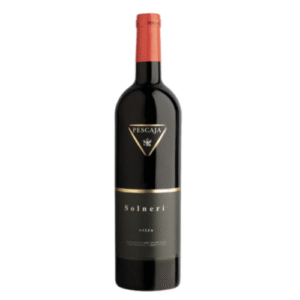 Solneri Nizza Barbera d’Asti Superiore DOCG – Pescaja Kracht en Elegantie uit Piemonte De Solneri Nizza Barbera d’Asti Superiore DOCG van Pescaja is een indrukwekkende rode wijn uit de prestigieuze Nizza-zone in Piemonte. Alleen de beste Barbera-druiven, met zorg geselecteerd en handmatig geoogst, worden gebruikt voor deze krachtige en elegante Superiore. Dankzij rijping op eikenhout ontstaat een wijn met diepte, complexiteit en een prachtig bewaarpotentieel. Proefnotities In het glas toont de wijn een intens robijnrode kleur met paarse nuances. De neus is rijk en verleidelijk met aroma’s van rijpe kersen, pruimen, kruiden en chocolade, aangevuld met subtiele tonen van vanille en tabak. In de mond is de wijn vol, krachtig en fluweelzacht, met rijpe tannines en een lange, harmonieuze afdronk. Wijn & Spijs De Solneri Nizza Barbera d’Asti Superiore DOCG komt volledig tot zijn recht bij: Gegrild rood vlees en wildgerechten Stoofschotels en ossobuco Gerijpte harde kazen Rijke pastagerechten met vlees of truffel Een wijn die ideaal is voor bijzondere diners en speciale gelegenheden. Waarom kiezen voor Pescaja Solneri Nizza Barbera? Topkwaliteit Barbera uit de befaamde Nizza-zone (DOCG) Langdurige rijping op eikenhout voor extra complexiteit Wijnhuis Pescaja: traditie en innovatie in Piemonte Een wijn met uitstekende bewaarmogelijkheden Specificaties Druif: Barbera Herkomst: Nizza, Barbera d’Asti Superiore DOCG – Piemonte Producent: Pescaja Alcoholpercentage: ca. 14–14,5%
