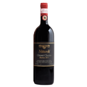 Riserva Chianti Classico DOCG – Nittardi Toscaanse Klasse in een Fles De Riserva Chianti Classico DOCG van Nittardi is een meesterwerk uit het hart van Toscane. Alleen de beste Sangiovese-druiven van geselecteerde wijngaarden worden gebruikt voor deze Riserva, die dankzij langere rijping extra diepgang, elegantie en bewaarpotentieel biedt. Proefnotities Deze Riserva toont een diep robijnrode kleur in het glas. Het bouquet is rijk en complex met aroma’s van rijpe kersen, pruimen, viooltjes en specerijen, aangevuld met subtiele tonen van cederhout en tabak. In de mond is de wijn vol, krachtig en perfect in balans, met verfijnde tannines en een lange, elegante afdronk. Wijn & Spijs De Chianti Classico Riserva van Nittardi is een ideale begeleider van: Gegrild rood vlees en wildgerechten Stoofschotels en rijke pastagerechten Oude kazen zoals Pecorino of Parmigiano Reggiano Een wijn die nu al prachtig drinkbaar is, maar ook nog jarenlang kan rijpen. Waarom kiezen voor Nittardi Riserva Chianti Classico? Afkomstig van een historisch Toscaanse wijngaard Alleen topkwaliteit Sangiovese-druiven Minimaal 24 maanden rijping voor extra diepte en elegantie Authentieke DOCG Riserva, met internationale erkenning Specificaties Druif: 100% Sangiovese Herkomst: Toscane, Italië – Chianti Classico DOCG Producent: Nittardi Alcoholpercentage: ca. 13,5–14%