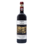 Casanuova Chianti Classico DOCG – Nittardi Authentieke Toscaanse Chianti De Casanuova Chianti Classico DOCG van Nittardi is een elegante rode wijn uit het hart van Toscane. Het prestigieuze wijnhuis Nittardi combineert traditie en vakmanschap om een wijn te creëren die de essentie van de Chianti-streek perfect weerspiegelt. Proefnotities In het glas toont de wijn een dieprode robijnkleur. De geur is intens en complex met aroma’s van rijpe kersen, viooltjes en kruiden, ondersteund door subtiele houttonen dankzij de rijping op eiken. De smaak is droog, vol en evenwichtig, met zachte tannines en een lange, verfijnde afdronk. Wijn & Spijs De Casanuova Chianti Classico DOCG is een veelzijdige wijn die uitstekend past bij: Klassieke Italiaanse pastagerechten met tomatensaus Gegrild vlees en wildgerechten Oude kazen, zoals Pecorino of Parmezaan Waarom kiezen voor Nittardi Casanuova Chianti Classico? Afkomstig uit een van de meest gerespecteerde wijnhuizen van Toscane 100% Sangiovese-druiven voor puur en authentiek karakter Evenwichtige wijn met fruit, kruiden en elegante tannines Perfect voor liefhebbers van klassieke Chianti Classico Specificaties Druif: 100% Sangiovese Herkomst: Toscane, Italië – Chianti Classico DOCG Producent: Nittardi Alcoholpercentage: ca. 13–13,5%