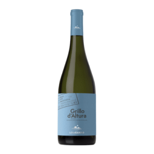 Een frisse en aromatische witte wijn uit Sicilië, gemaakt van 100% Grillo-druif. De wijn heeft een lichtgele kleur en aroma’s van citrus, groene appel en witte bloemen, met subtiele hints van kruiden. In de mond is hij levendig, fruitig en elegant, met een mooie zuurgraad en een verfrissende, lange afdronk. Perfect als aperitief en uitstekend bij visgerechten, schaal- en schelpdieren, lichte pasta’s en salades. Alcohol: ca. 12,5%.