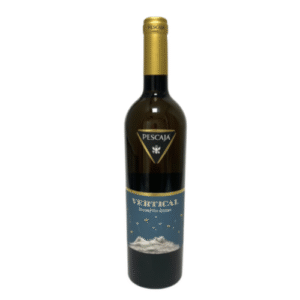 Vertical Chardonnay Piemonte DOC – Pescaja Elegante Chardonnay uit Piemonte De Vertical Chardonnay Piemonte DOC van wijnhuis Pescaja is een verfijnde witte wijn afkomstig uit de heuvels van Piemonte. Dankzij het unieke terroir, waar klei en kalksteen zorgen voor optimale mineraliteit, ontwikkelt deze Chardonnay een perfecte balans tussen frisheid en elegantie. Proefnotities In het glas toont de wijn een helder strogele kleur met gouden reflecties. Het bouquet opent met aroma’s van rijpe appel, perzik en tropisch fruit, aangevuld met subtiele tonen van vanille en boter door de rijping. In de mond is de wijn rijk en rond, maar tegelijk levendig en fris, met een lange, harmonieuze afdronk. Wijn & Spijs De Vertical Chardonnay Piemonte DOC combineert uitstekend met: Gegrilde vis en schaal- en schelpdieren Romige pastagerechten en risotto Gevogelte en wit vlees Middelrijpe kazen Een veelzijdige wijn die zowel feestelijk als gastronomisch inzetbaar is. Waarom kiezen voor Pescaja Vertical Chardonnay? Authentiek Piemontese wijnhuis met oog voor kwaliteit en duurzaamheid Perfecte balans tussen frisheid en romige complexiteit Ideaal voor liefhebbers van elegante Chardonnay met karakter DOC-gecertificeerd: garantie voor herkomst en kwaliteit Specificaties Druif: Chardonnay Herkomst: Piemonte DOC, Italië Producent: Pescaja Alcoholpercentage: ca. 13%