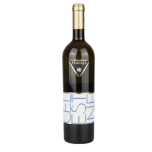 Sauvignon di Piemonte DOC – Pescaja Frisse expressie uit Piemonte De Sauvignon di Piemonte DOC van wijnhuis Pescaja is een elegante witte wijn gemaakt van 100% Sauvignon Blanc. In de heuvels van Piemonte krijgt deze druif een uniek karakter: levendig en aromatisch, maar met de verfijning en frisheid waar de regio om bekendstaat. Proefnotities In het glas toont deze Sauvignon een lichtgele kleur met groene reflecties. Het bouquet opent met aroma’s van citrus, grapefruit, kruisbes en witte bloemen, aangevuld met subtiele minerale tonen. In de mond is de wijn fris, aromatisch en evenwichtig, met een aangename zuurgraad en een levendige, fruitige afdronk. Wijn & Spijs De Sauvignon Piemonte DOC van Pescaja is veelzijdig inzetbaar en combineert uitstekend met: Gegrilde vis en schaal- en schelpdieren Frisse salades en groentegerechten Lichte pasta’s met zeevruchten Geitenkaas en zachte kazen Ook heerlijk als verfrissend aperitief. Waarom kiezen voor Pescaja Sauvignon Piemonte? Authentieke expressie van Sauvignon uit Piemonte Wijnhuis Pescaja: kwaliteit en passie uit Noord-Italië Perfecte balans tussen frisheid en aromatische kracht Ideaal voor liefhebbers van levendige, elegante witte wijnen Specificaties Druif: Sauvignon Blanc Herkomst: Piemonte DOC, Italië Producent: Pescaja Alcoholpercentage: ca. 12–12,5%