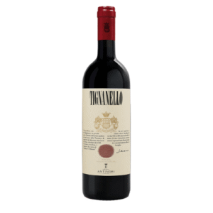 Antinori – Tignanello – 0,75L De legendarische Super Tuscan De Tignanello van Marchesi Antinori is een van de eerste en meest beroemde Super Tuscans. Deze wijn uit Toscane combineert Sangiovese met Cabernet Sauvignon en Cabernet Franc en staat wereldwijd bekend om zijn kracht, elegantie en bewaarpotentieel. Proefnotities In het glas toont Tignanello een diep robijnrode kleur. Het bouquet opent met aroma’s van rijpe kersen, bessen en pruimen, aangevuld met tonen van chocolade, tabak en specerijen. In de mond is de wijn vol, complex en zijdezacht, met stevige maar verfijnde tannines en een lange, harmonieuze afdronk. Wijn & Spijs Tignanello is de perfecte begeleider van: Gegrild rood vlees en wildgerechten Rijke pasta’s en stoofschotels Gerijpte harde kazen zoals Parmigiano Reggiano Een wijn die ook uitstekend geschikt is om nog jaren te bewaren. Waarom kiezen voor Tignanello? Een van de eerste en beroemdste Super Tuscans Internationaal bekroond en zeer geliefd bij verzamelaars Perfecte balans tussen kracht en elegantie Bewezen bewaarpotentieel van 10–20 jaar Specificaties Druiven: Sangiovese, Cabernet Sauvignon, Cabernet Franc Herkomst: Toscane, Italië (IGT) Producent: Marchesi Antinori Alcoholpercentage: ca. 13,5–14% Inhoud: 0,75 L